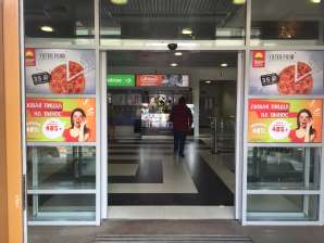 Брендирование входной группы (рядом с Макдоналдс)